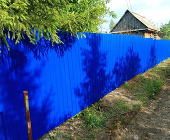 Забор из профнастила синего цвета