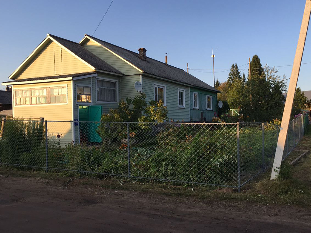 Забор из сетки рабицы для дачи фото работ